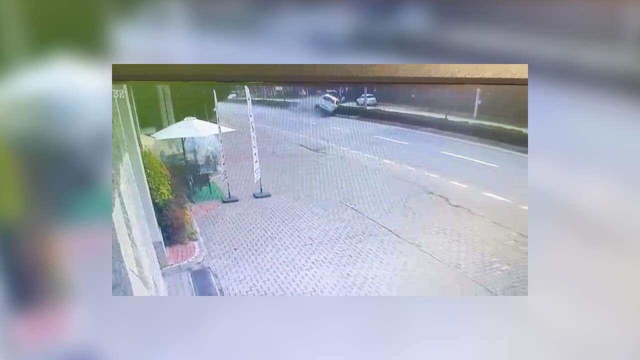 Kontrolden Çıkan Otomobil Refüje Çarpıp Ters Döndü