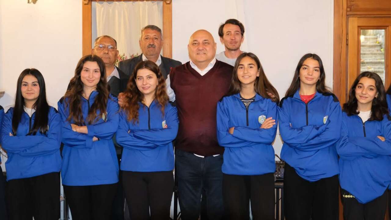 Başkan Günay’dan MY Bozüyükspor Salon Hokeyi Kız Takımına Moral Ziyareti