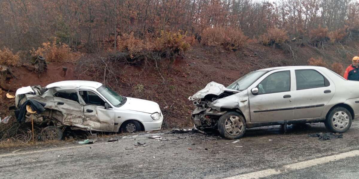 İki Otomobil Kafa Kafaya Çarpıştı: 1 Ölü, 1’i Ağır 2 Yaralı