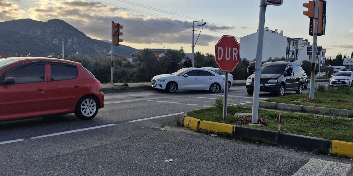 Muğla'da Aynı Yöne Giden İki Araç Çarpıştı