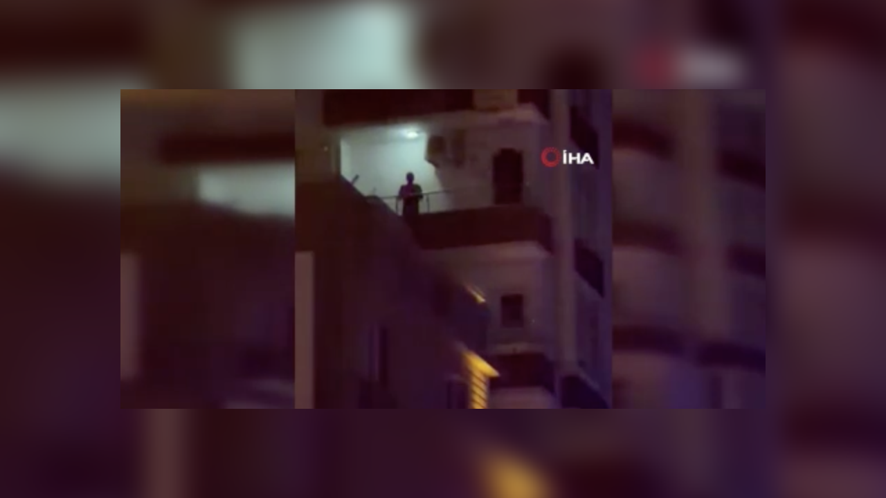 Cinnet Geçirdi, Evinin Eşyalarını Sokağa Fırlattı