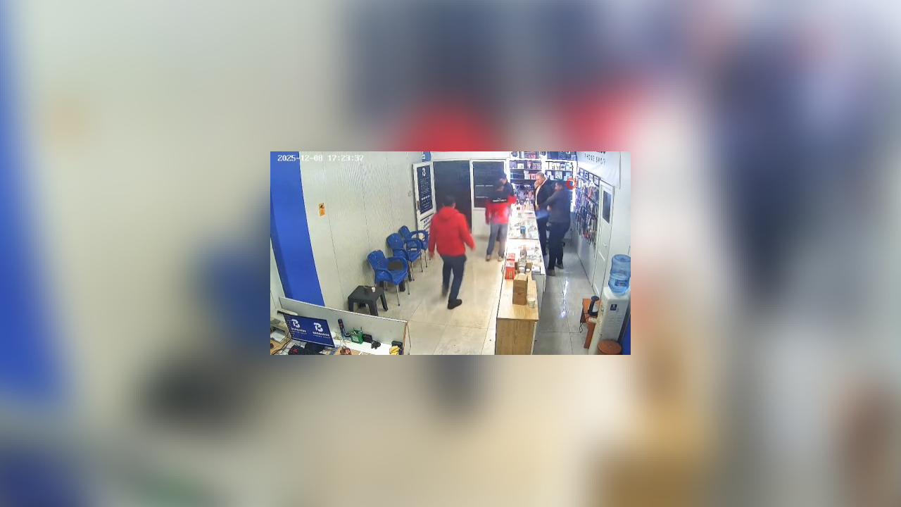 Tamir Edilen Cep Telefonu Bir Anda Alev Aldı: Korku Dolu Anlar Kamerada