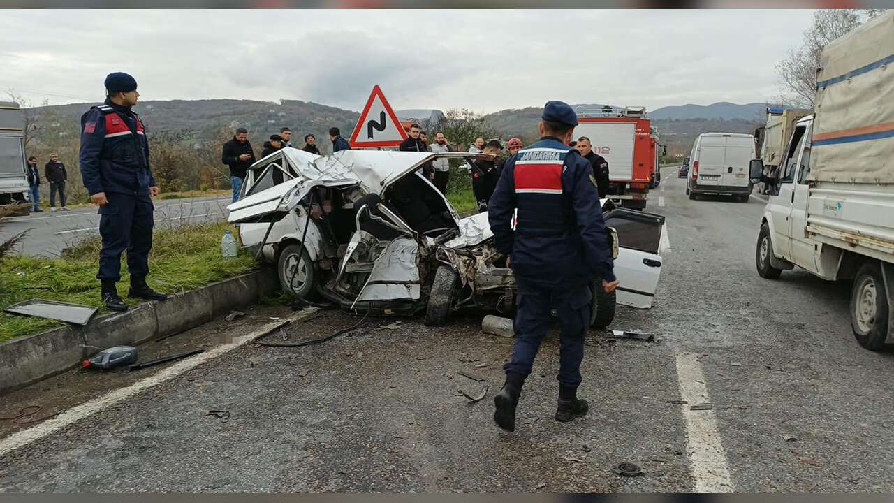 Kamyona Arkadan Çarpan Otomobilde 1 Ölü, 2 Ağır Yaralı