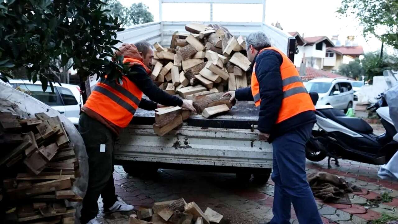 Marmaris'te İhtiyaç Sahibi Ailelere Yakacak Yardımı