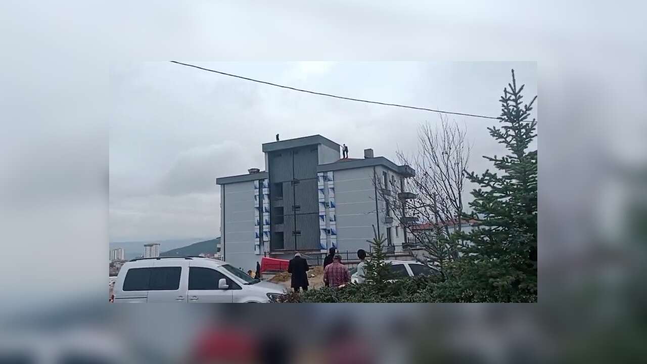 Çalıştığı Firmadan Alacağını Alamadığını İddia Eden İşçi Çatıya Çıktı