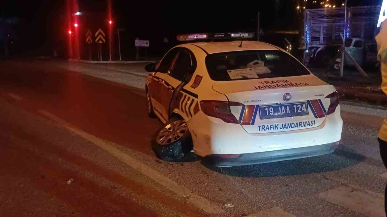 Kırmızı Işıkta Bekleyen Jandarma Aracına Otomobil Çarptı: 2 Personel Yaralandı