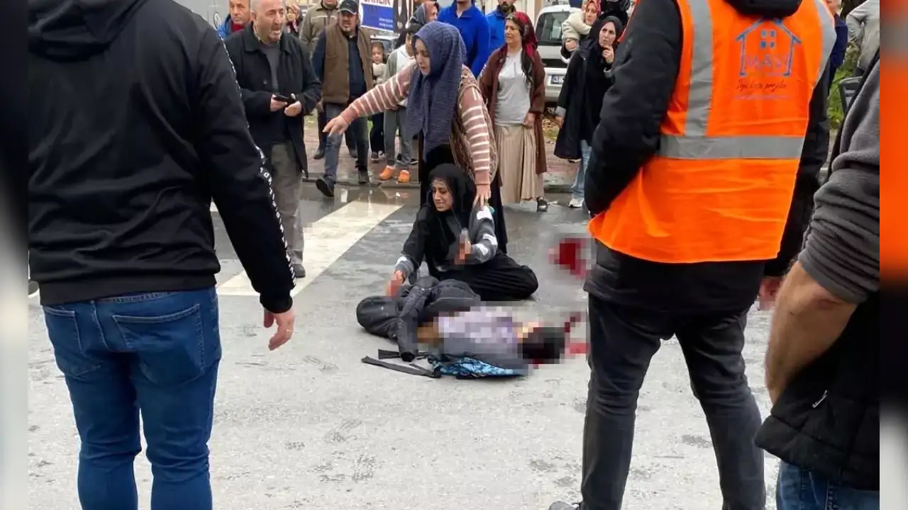 Günün En Acı Görüntüsü: Minibüs 10 Yaşındaki Çocuğa Çarptı Anne Çaresizce Evladının Başında Bekledi
