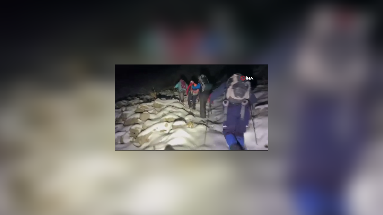 Karla Kaplı Dağda Mahsur Kalan 3 Genç Saatler Sonra Kurtarıldı