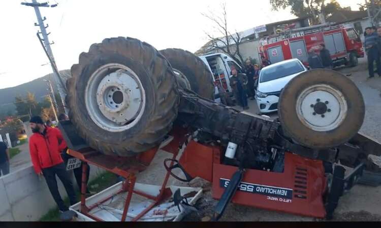 Muğla'da Otomobil Traktöre Çarptı, Yaralılar Var