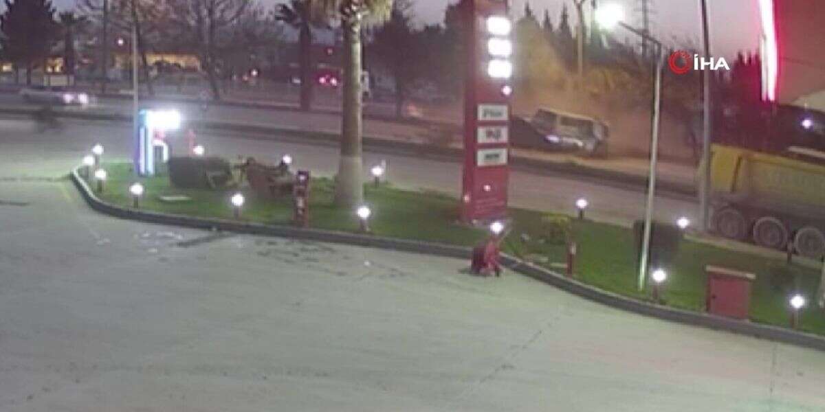 Otomobil 2 Araca ve Ağaca Çarptı, Bir Kişi Hayatını Kaybetti