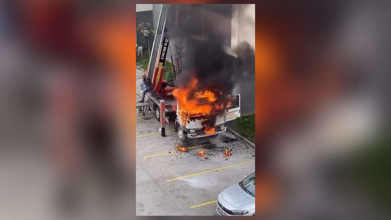 6. Kata Eşya Taşıyan Vinçli Kamyon Site İçerisinde Alev Alev Yandı