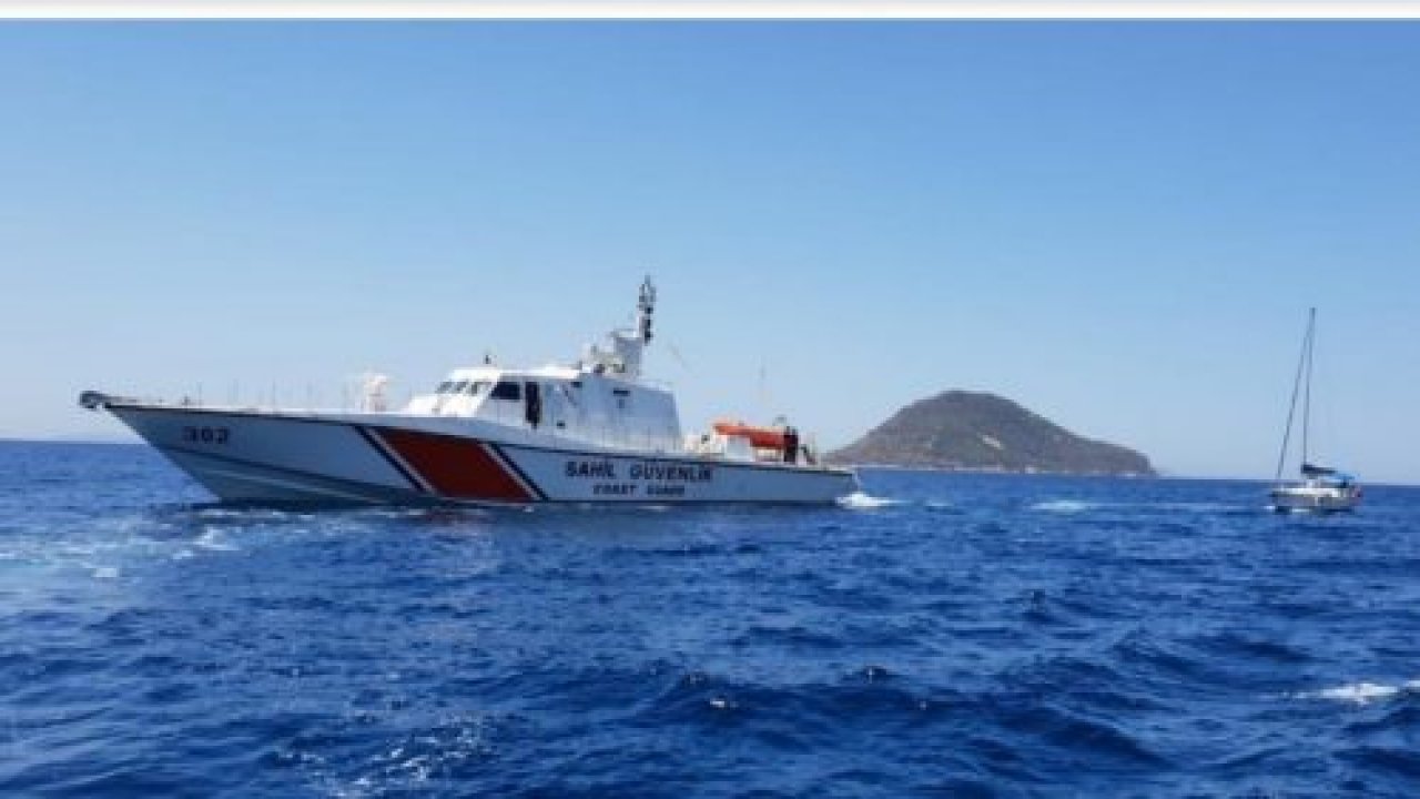 Sürüklenen tekneyi Sahil güvenlik kurtardı