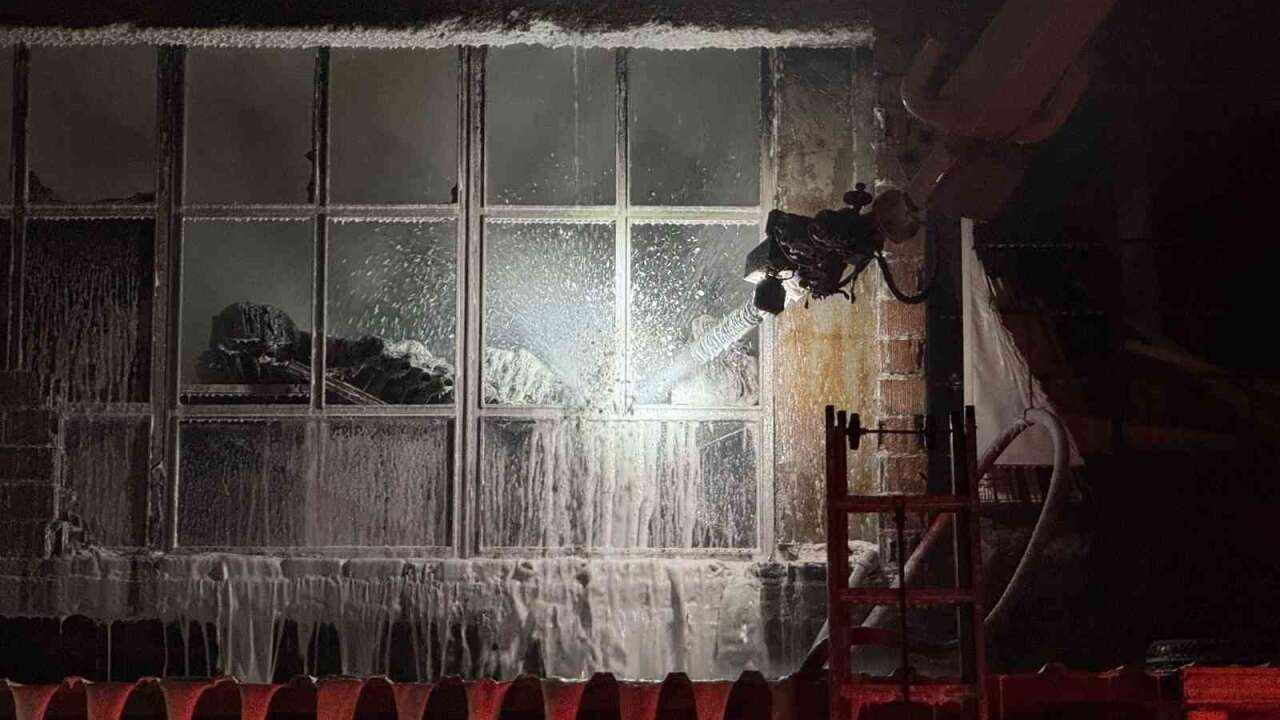 Hırdavat Dükkanında Yangın Çıktı Alev Topuna Döndü: Ekipler Seferber Oldu