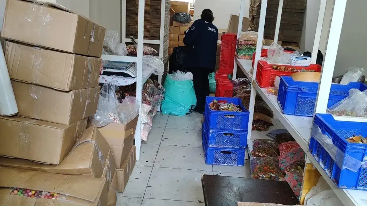 Çocukların Sağlığını Hiçe Saydılar: 9 Ton Merdiven Altı Jelibonlar Ve Şekerlemeler Ele Geçirildi