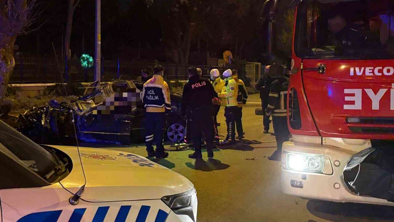 Kaldırıma Çarptı, 200 Metre Savruldu: 1 Ölü, 1 Ağır Yaralı