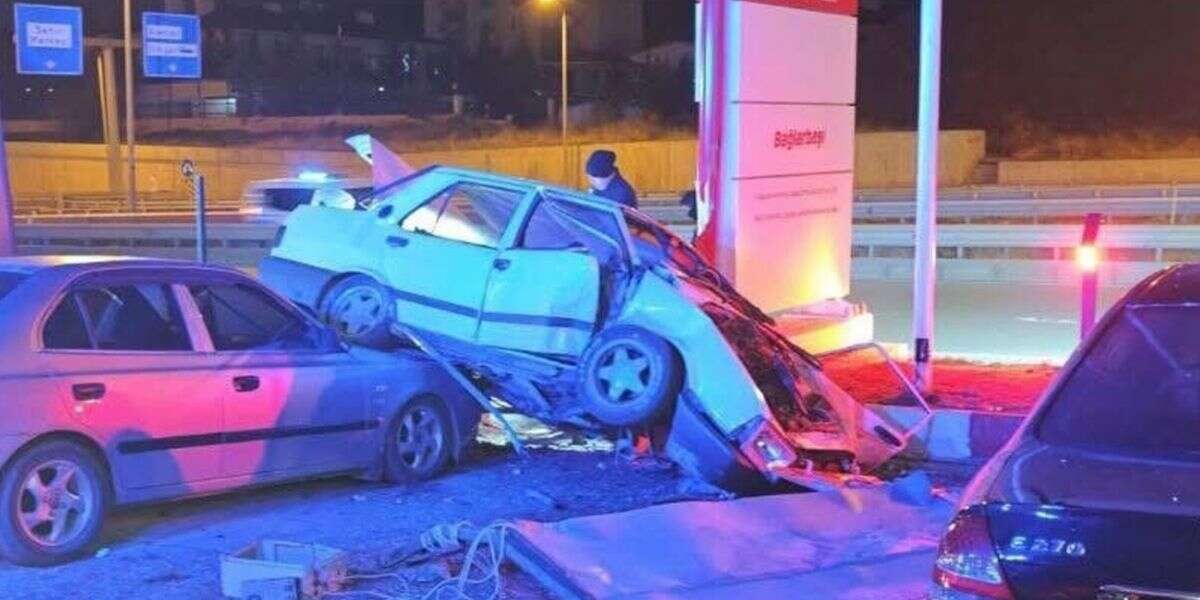 Park Halindeki Araçlara Çarpan Otomobil Hurdaya Döndü: 1 Ölü, 1 Ağır Yaralı