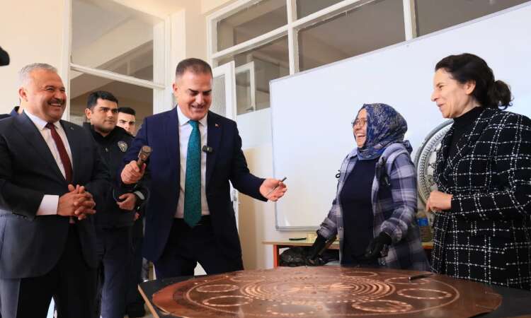 Vali Akbıyık, Kavaklıdere’de “Bakır El Nakış İşçiliği” Kursiyerleriyle Bir Araya Geldi