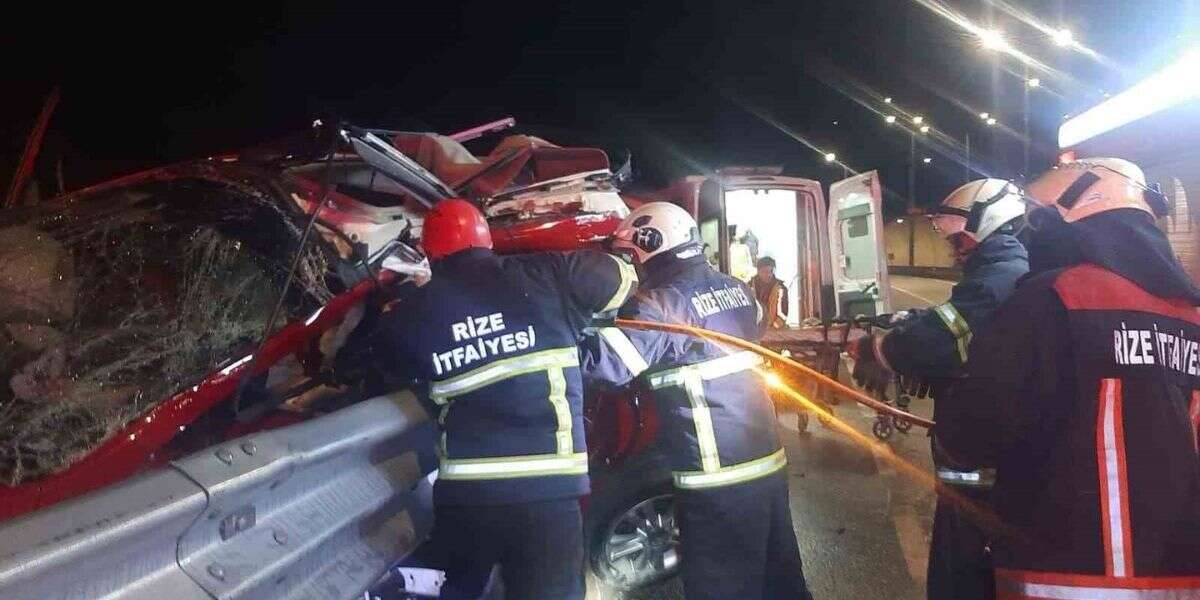 Otomobil Bariyerlere Saplandı: 1 Ölü, 1 Yaralı