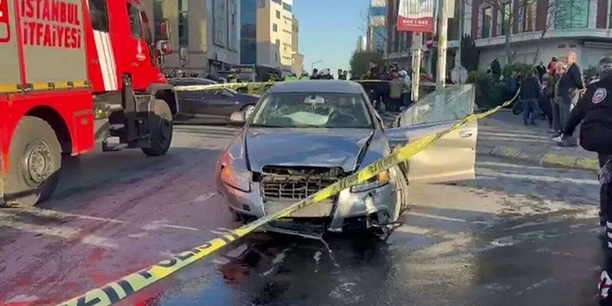 Otomobil Yayaların Arasına Daldı: Ölü ve Yaralılar Var