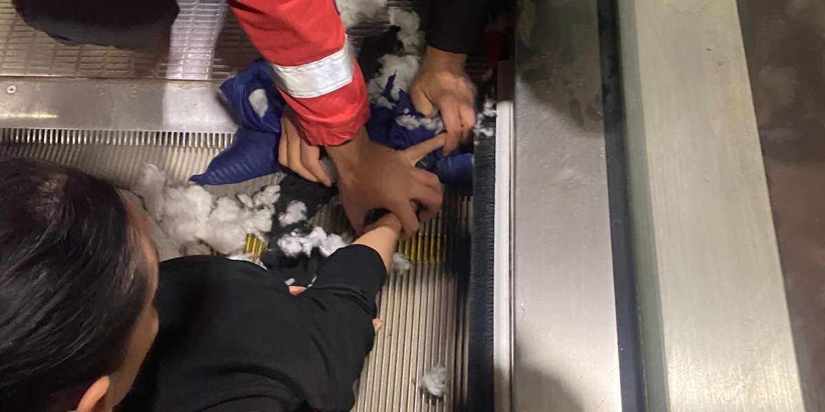 Menteşe’de AVM’de Korku Dolu Anlar: 5 Yaşındaki Çocuk Yürüyen Merdivende Elini Sıkıştırdı