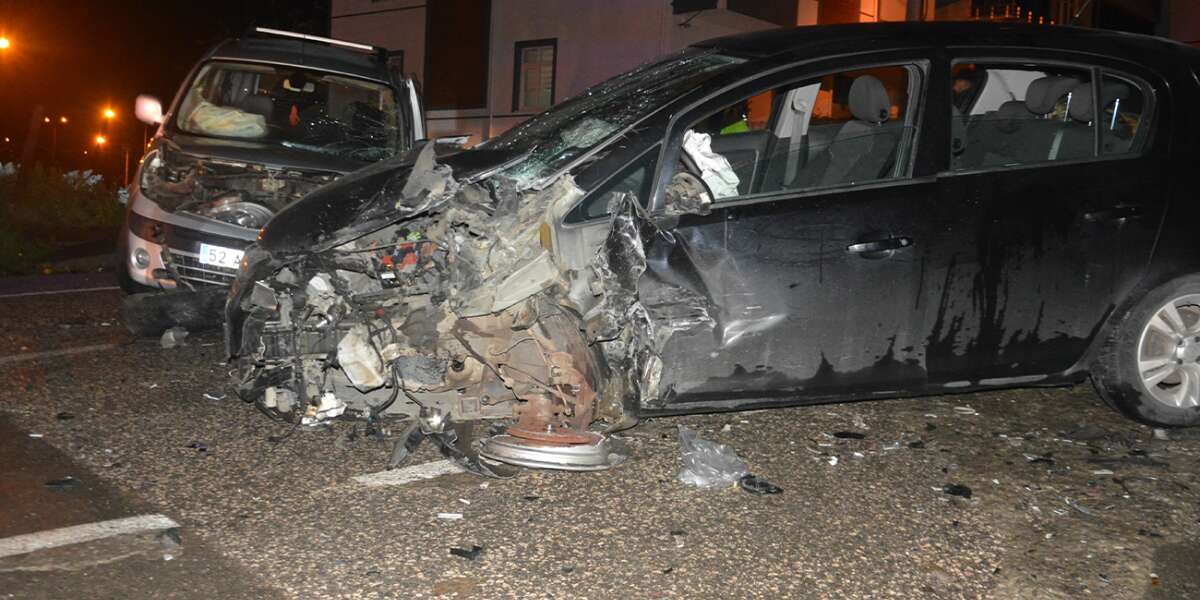 Hafif Ticari Araç ile Otomobil Kafa Kafaya Çarpıştı: 1 Ölü, 4 Yaralı