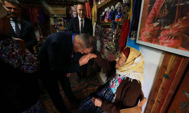 Vali Akbıyık’tan 90 Yaşındaki Fatmana  Nineye Anlamlı Ziyaret