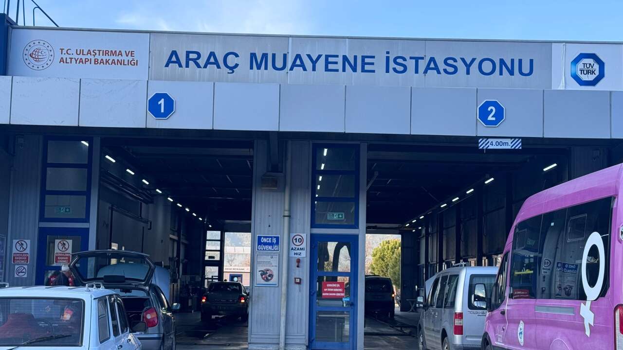 Muğla’da Yıl Sonu Yoğunluğu: TÜVTÜRK’te Uzun Araç Kuyrukları Oluştu