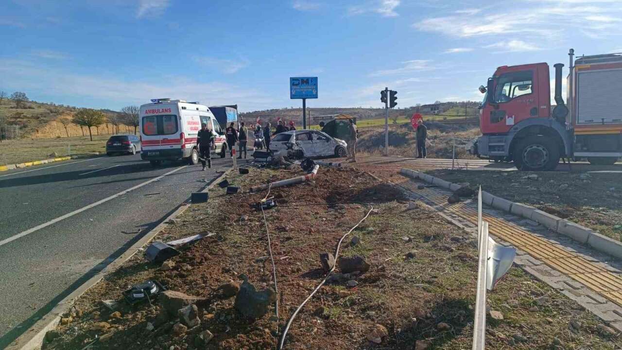Tırla Çarpışan Otomobildeki Ağır Yaralanan Doktor Hayatını Kaybetti