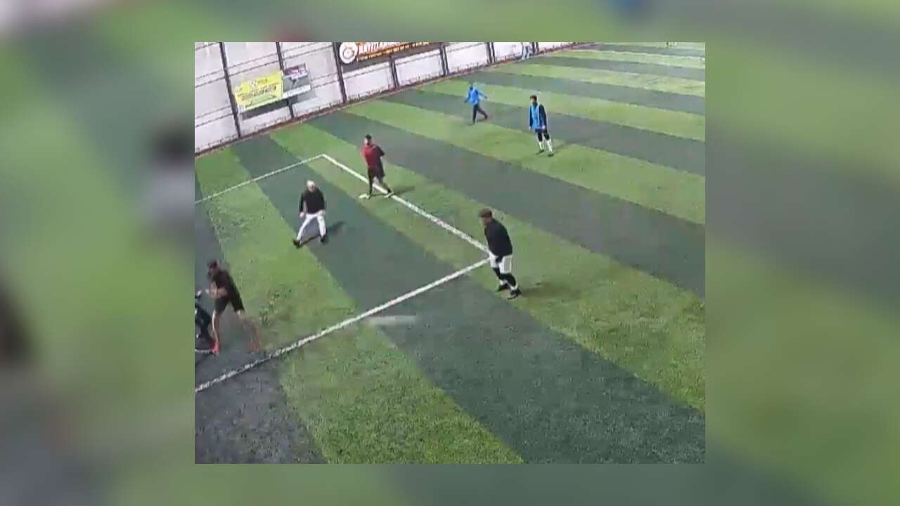 Halı Sahada Maç Oynarken Kalp Krizi Geçirdi Hayatını Kaybetti