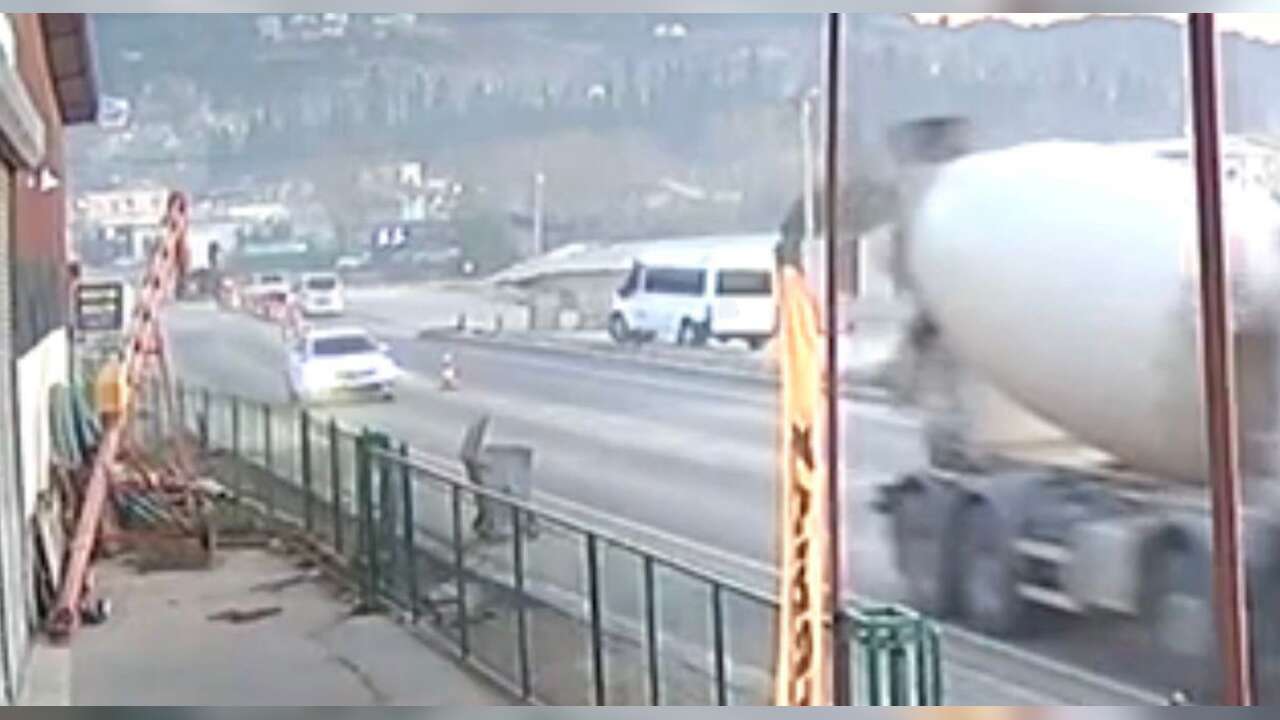 Motosiklet Kazası: Sürücü Minibüsün Altında Kaldı