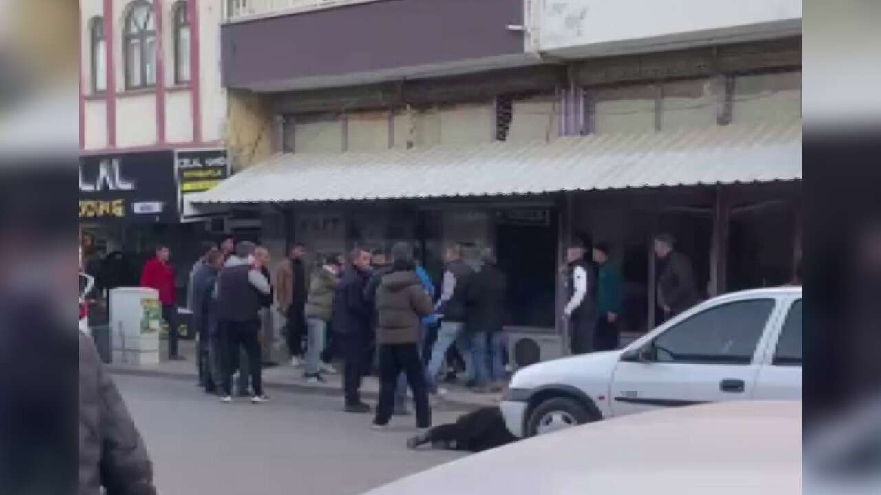 Boşanma Aşamasındaki Eşini Kızının Yanında Öldürdü, Kaçtı