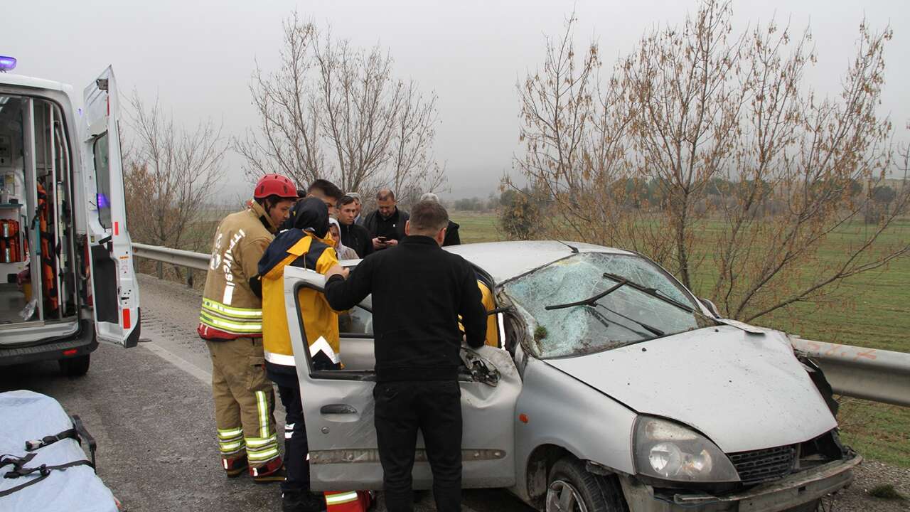 Kontrolden Çıkan Otomobil Refüj ve Bariyerlere Çarptı: 1 Ölü, 1 Yaralı