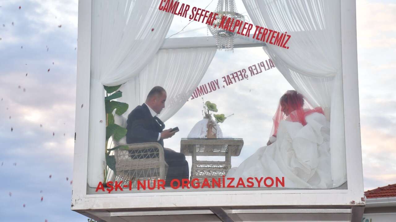 Fethiye’de Alışılmışın Dışında Düğün: Gelin ve Damat Cam Vitrinde Taşındı