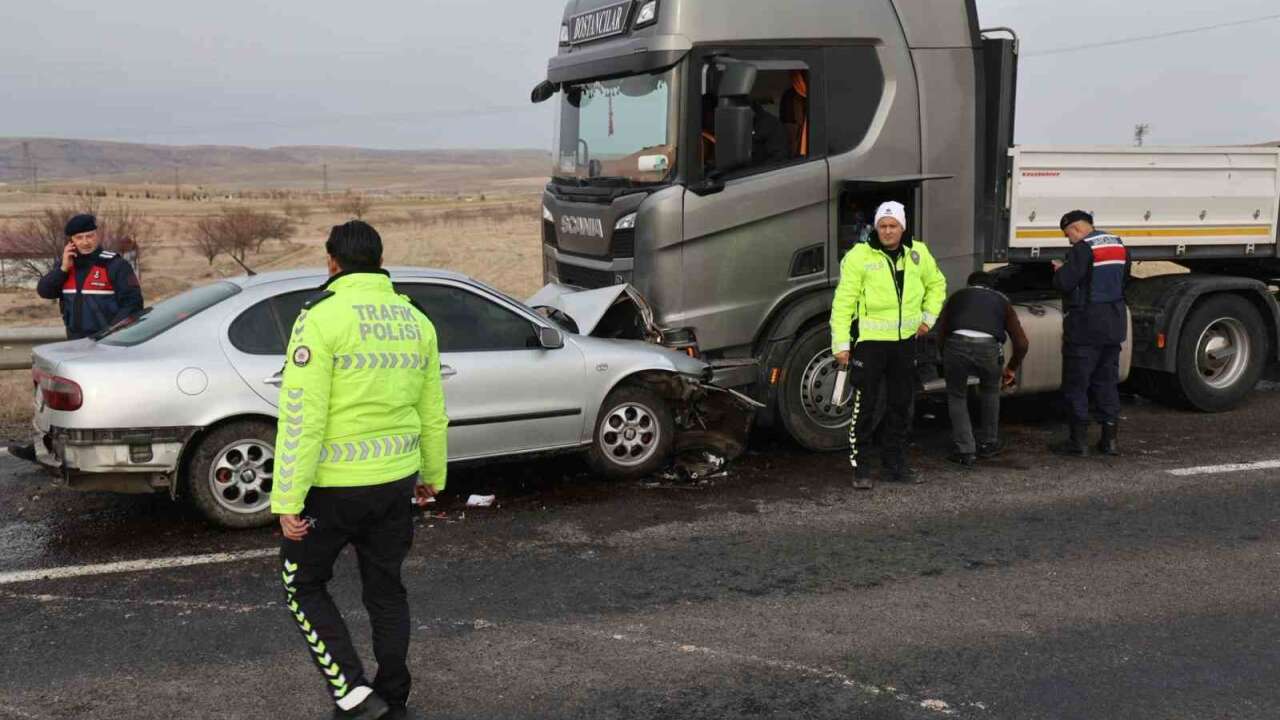 Otomobille Tır Kafa Kafaya Çarpıştı: 1 Ölü 1’i Ağır 3 Yaralı