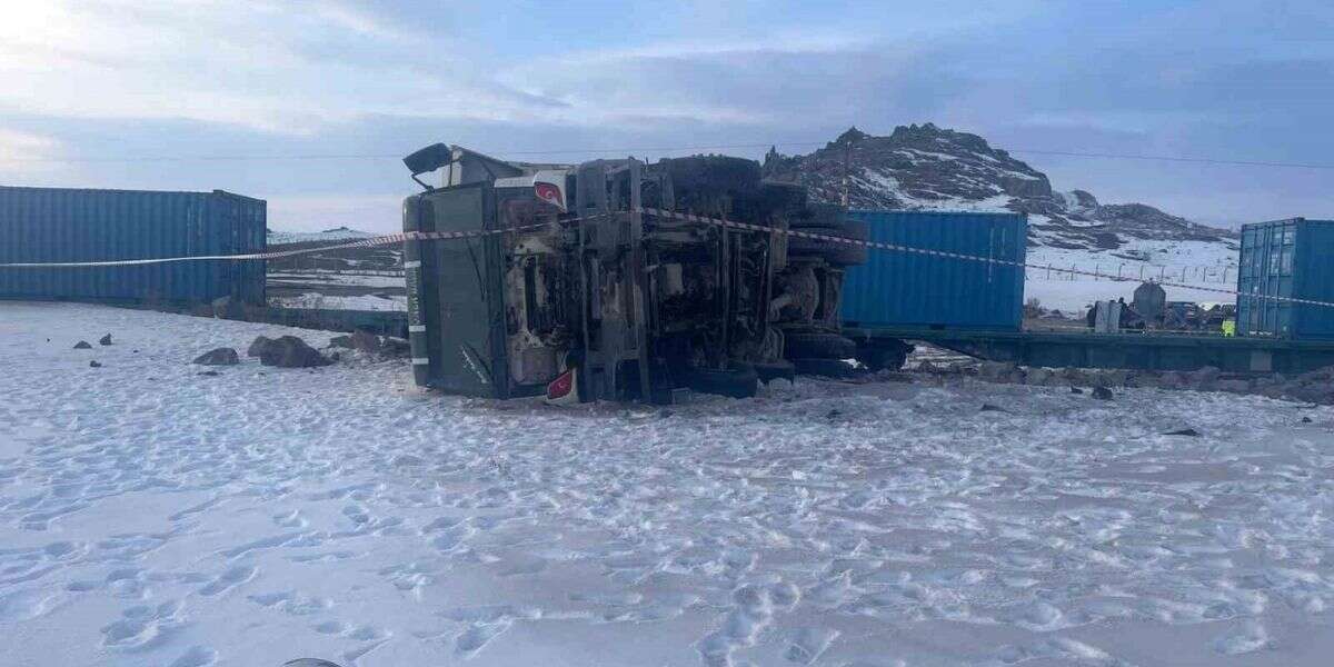 Yolun Karşısına Geçmek İsteyen Kamyona Yük Treni Çarptı: 1 Ölü