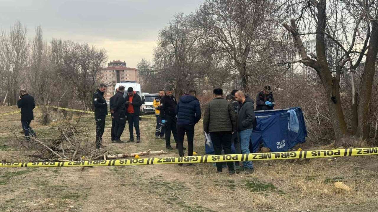 Boş Arazide Erkek Cesedi Bulundu