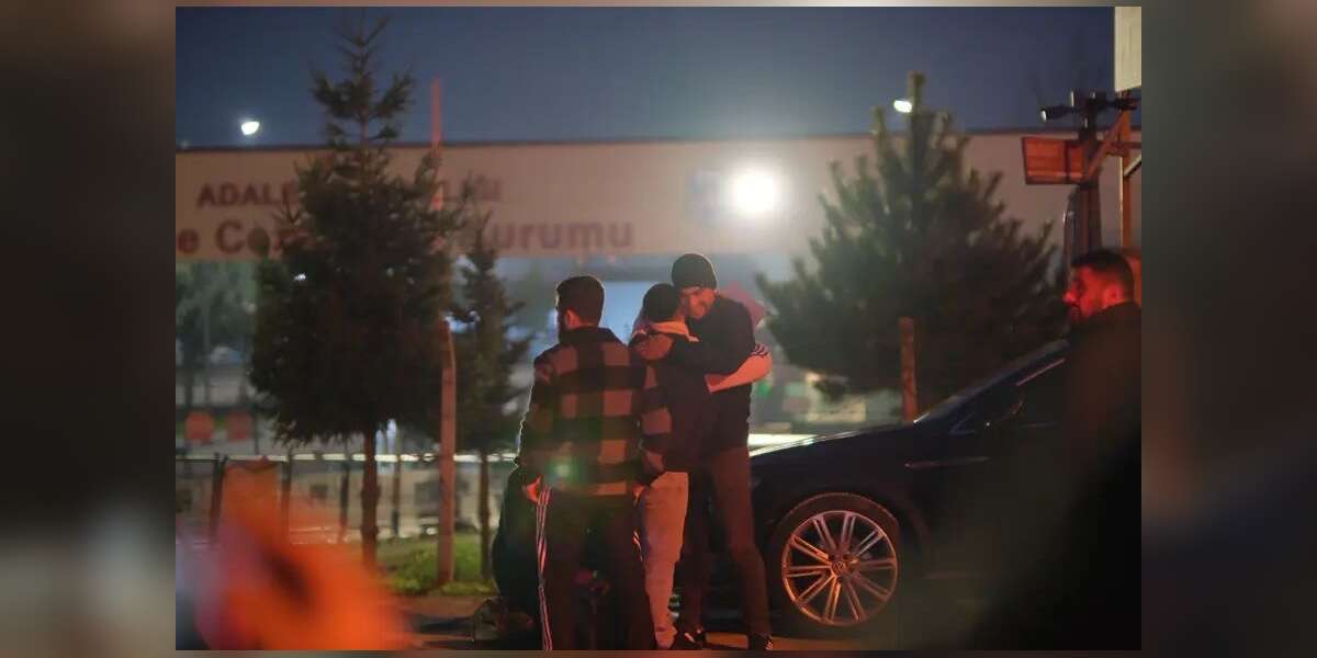 40 Bin Mahkum Tahliye Oluyor: Cezaevleri Önünde Erken Tahliye Sevinci