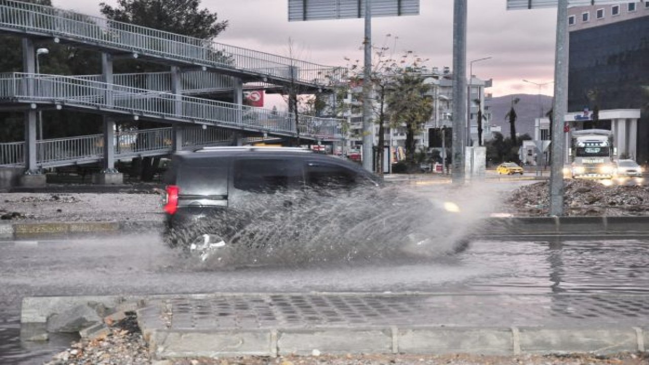 Milas-Bodrum karayolunu su bastı