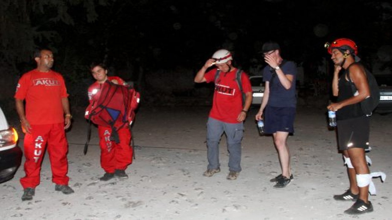 Yürüyüşte kaybolan iki turisti AKUT buldu