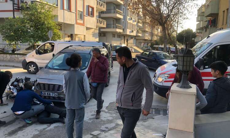 Milas’ta Ticari Araçla Motosiklet Çarpıştı: Sürücü Hastaneye Kaldırıldı