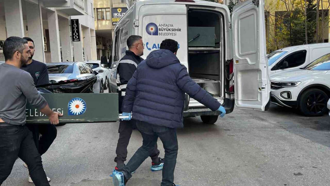 Kızı Eve Geldiğinde Annesini Ölü Buldu