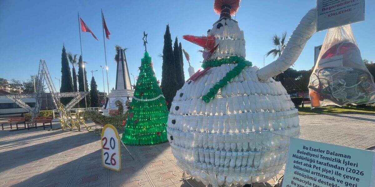 Muğla’da 2026 Adet Pet Şişe Kardan Adam ve Çam Ağacına Dönüştü