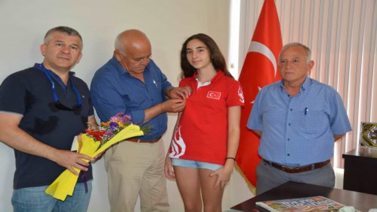 Başkan Karaçelik, başarılı sporcu Bengi’yi ödüllendirdi