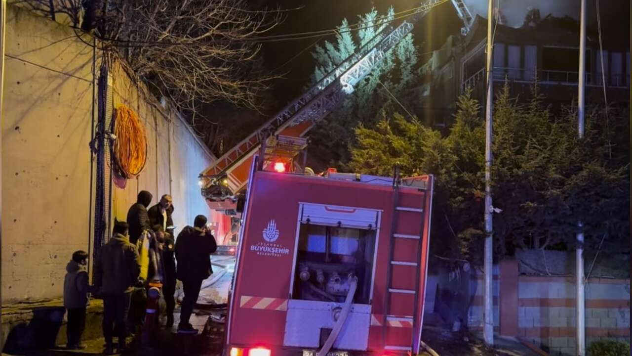 4 Katlı Binanın Bacasında Korkutan Yangın