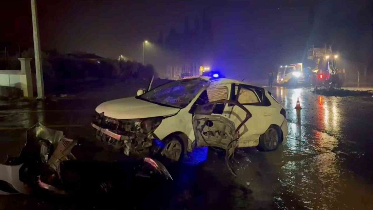 Yağışlı Hava Can Aldı: Otomobil Ağaca Çarptı, 1 Ölü