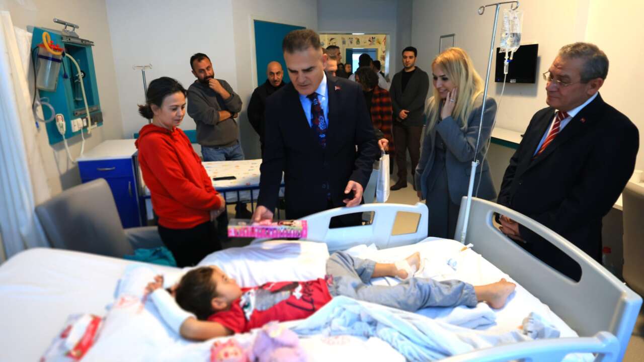 Vali Akbıyık’tan Hastanede Yeni Yıl Ziyareti