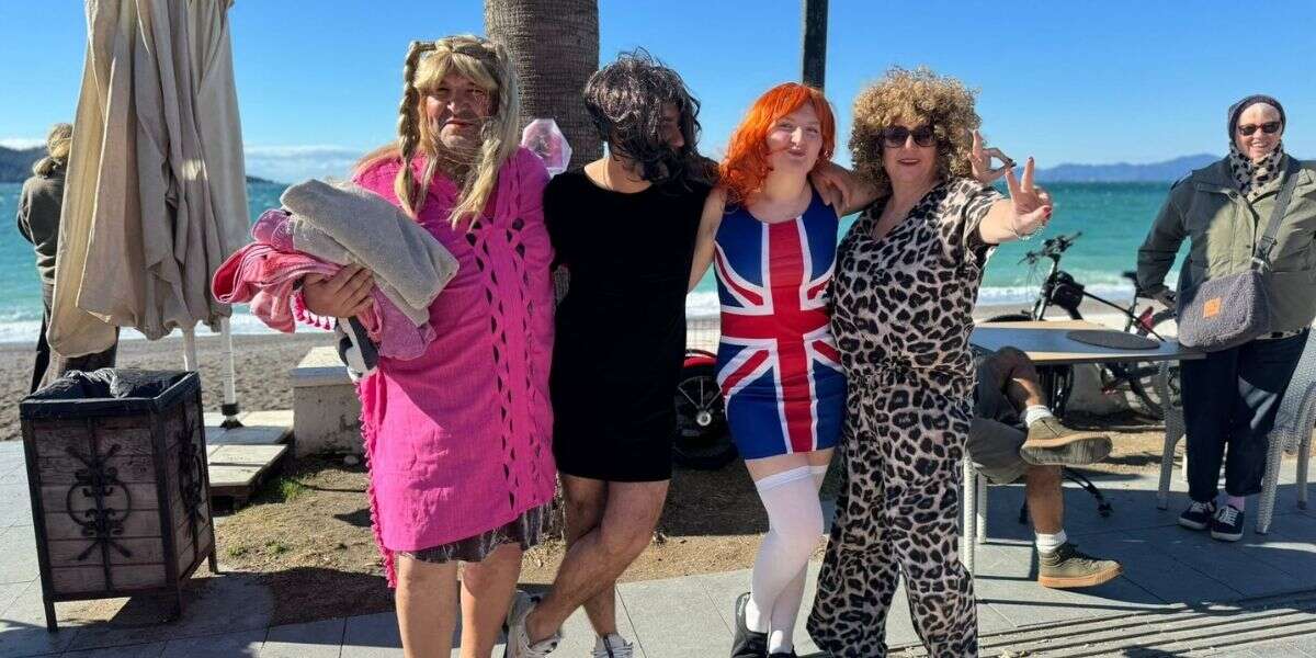 Fethiye’de Soğuk Havaya Aldırmadılar, Çocuklar ve Hayvanlar İçin Denize Girdiler