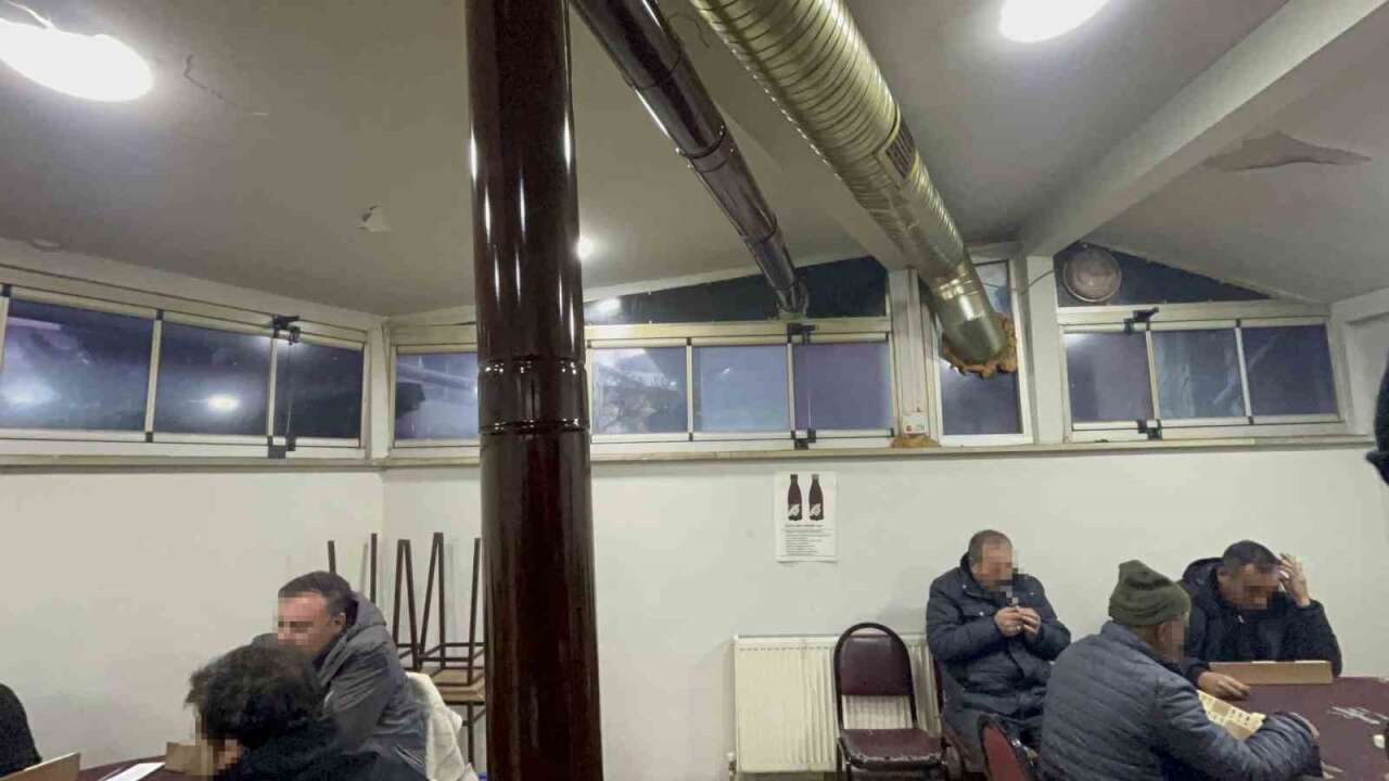 Kıraathaneden Sızdığı İddia Edilen Gaz Anne Ve İki Çocuğu Zehirledi Hastanelik Oldu