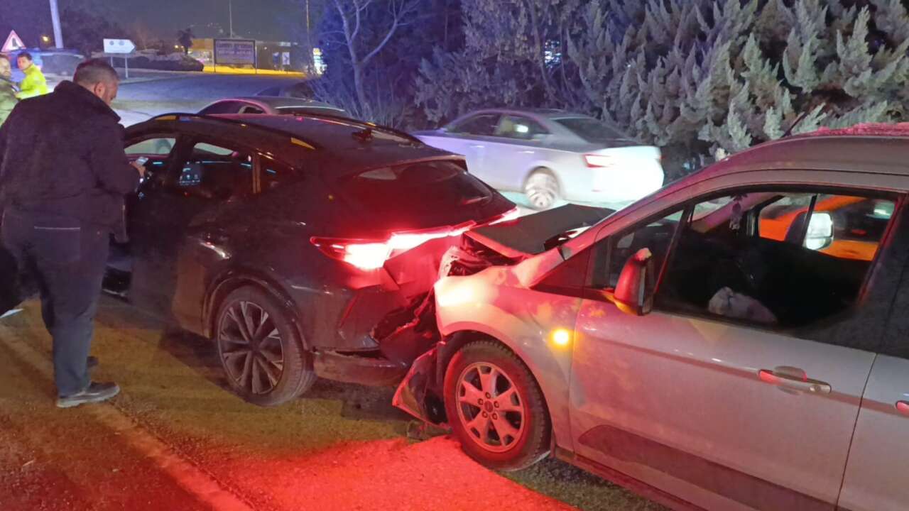 Gizli Buzlanma Kazaya Neden Oldu:  3 Kişi Yaralandı