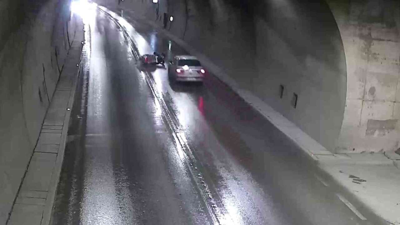 Tünelde Tehlikeli Anlar: Motosikletli Otomobilin Önüne Düştü